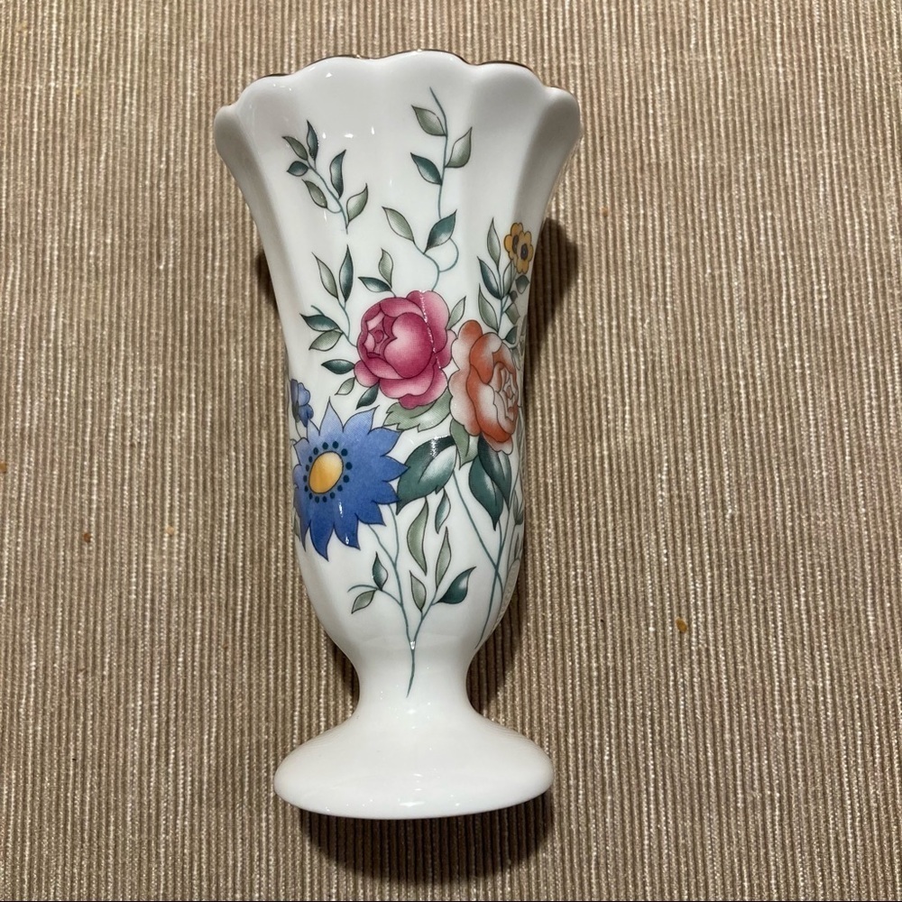 WEDGWOOD Bone China Vase Small Dainty Floral  Design Made in England